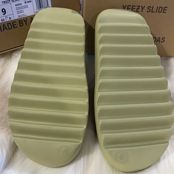Adidas Resin Men’s Yeezy Slides - Picture 5 of 8